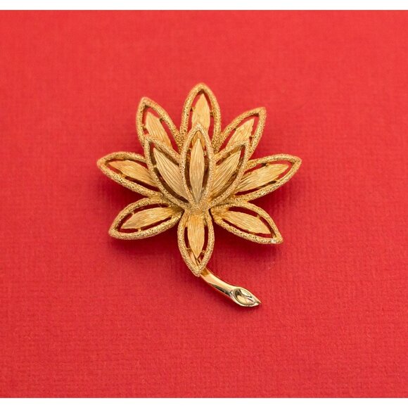 Vintage Victorian Style Lotus Brooch By Avon F9 - Picture 1 of 3